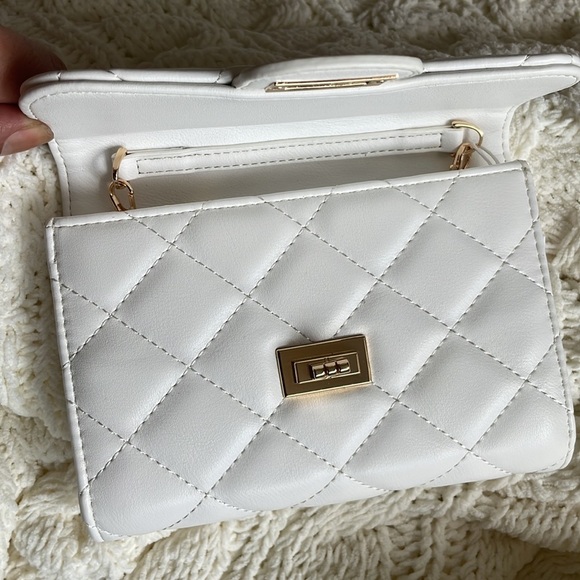 NWT- Urban Expressions white Wendy vegan leather bag with detachable chain - Picture 4 of 11